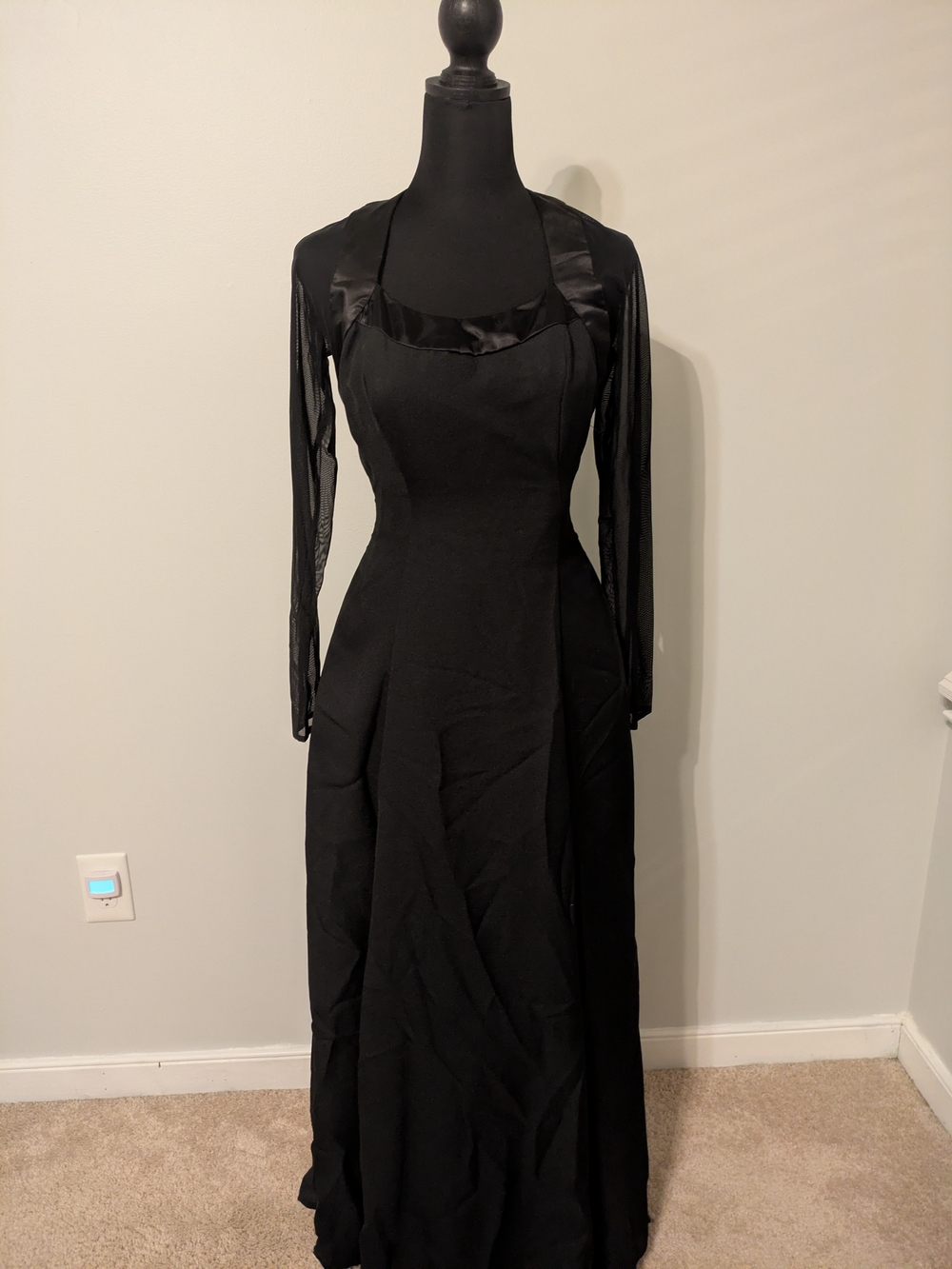 Elegant Black Long-Sleeve Evening Dress